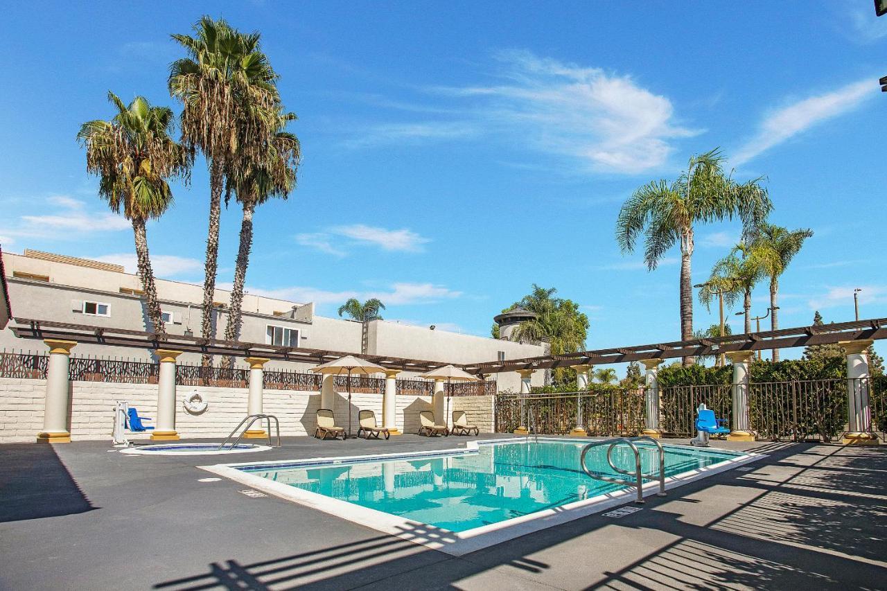Stanford Inn & Suites Anaheim Exteriér fotografie