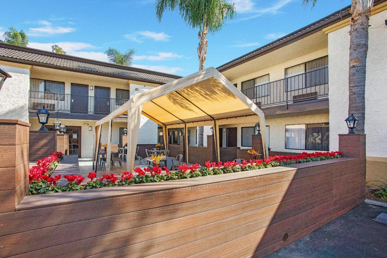 Stanford Inn & Suites Anaheim Exteriér fotografie