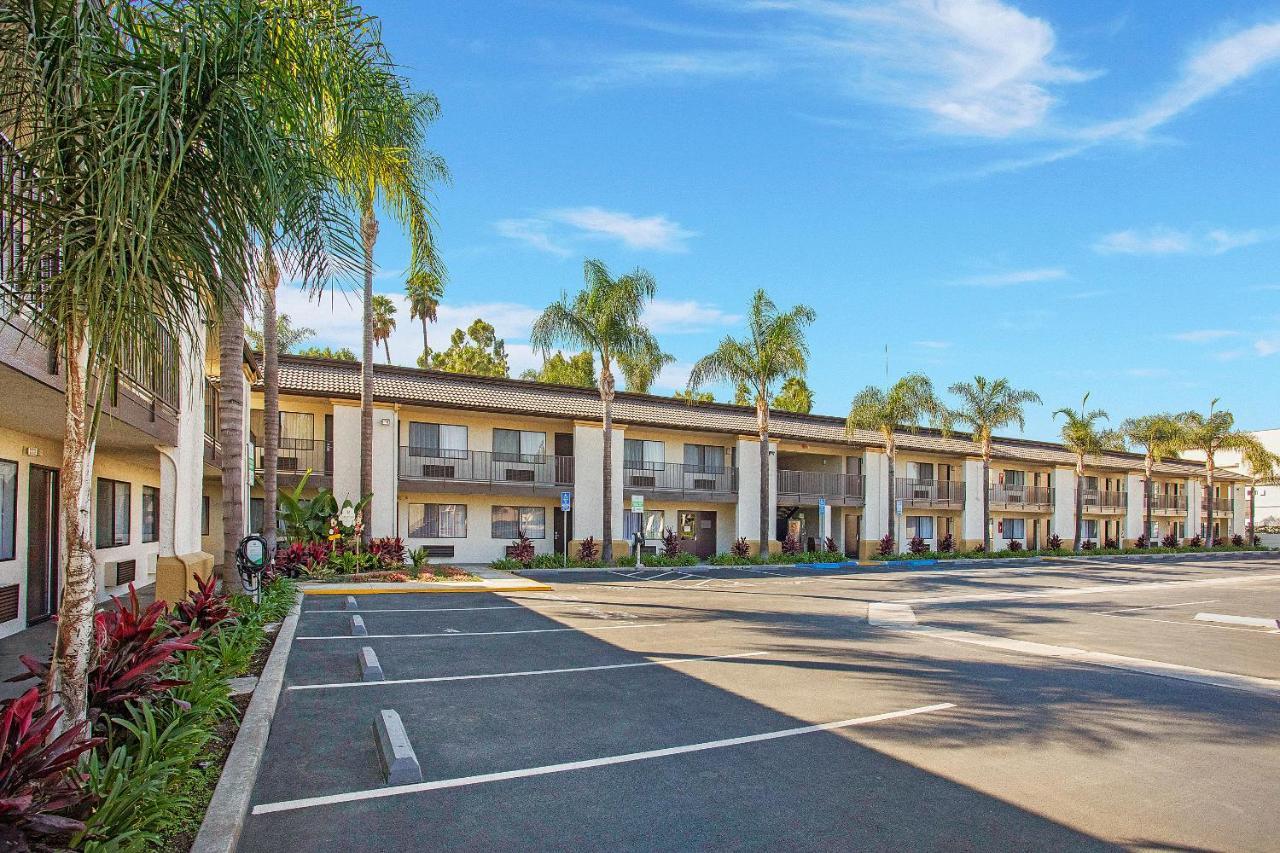 Stanford Inn & Suites Anaheim Exteriér fotografie