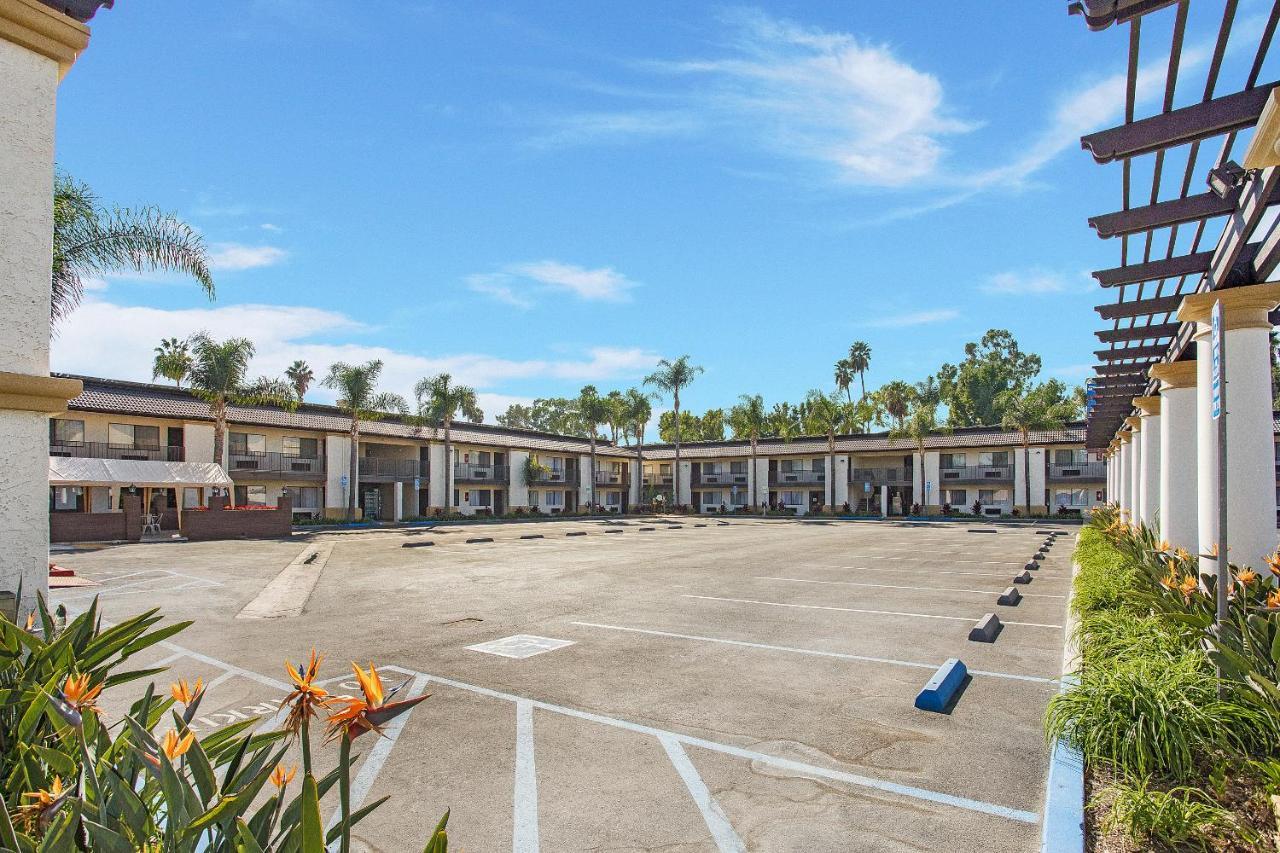 Stanford Inn & Suites Anaheim Exteriér fotografie